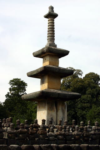 石塔寺の塔と石仏