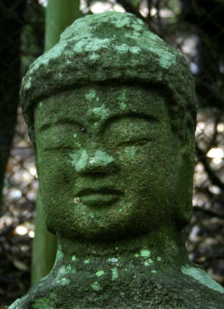 洞の仏頭石と地蔵